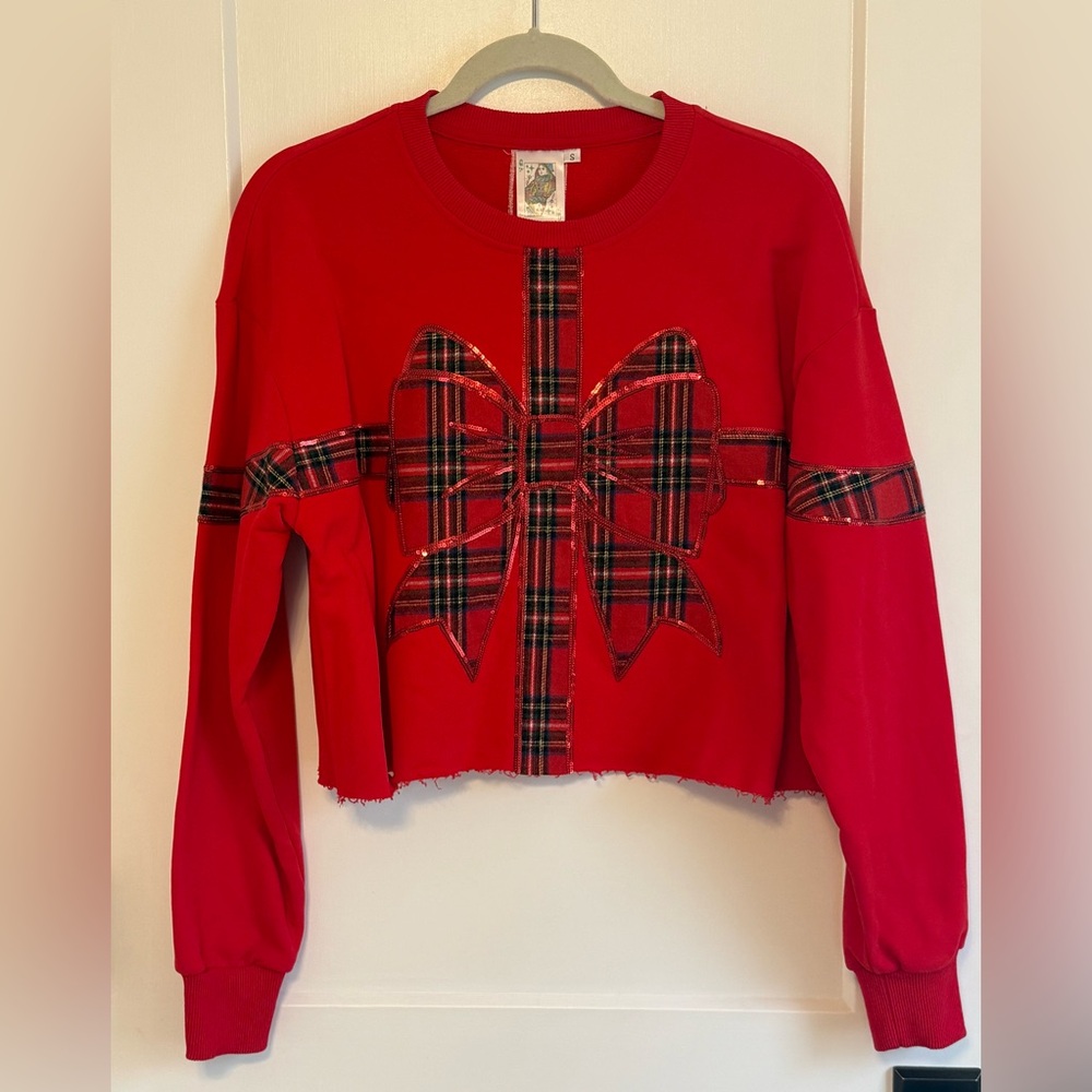 QUEEN OF SPARKLES Christmas Holiday Bow Wrapped Cropped Sweatshirt Red Small